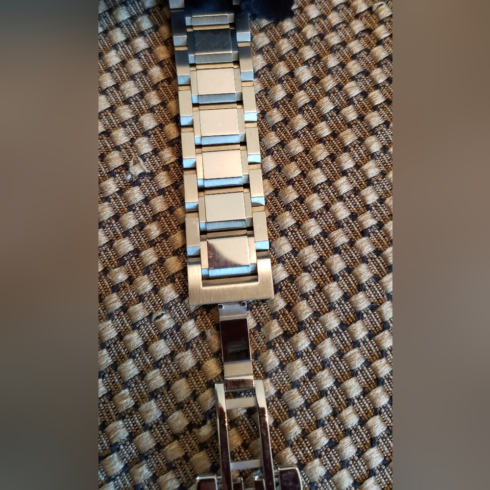 Burberry Stainless Steel Watch BU9000, EUC! Beautiful. - Picture 9 of 11